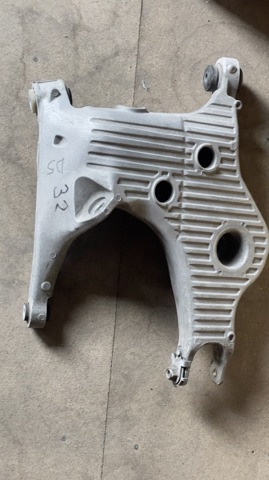 Балансир задний нижний, правый LR098766 LAND ROVER
