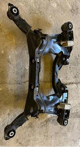Поперечка задней подвески LR098961 LAND ROVER