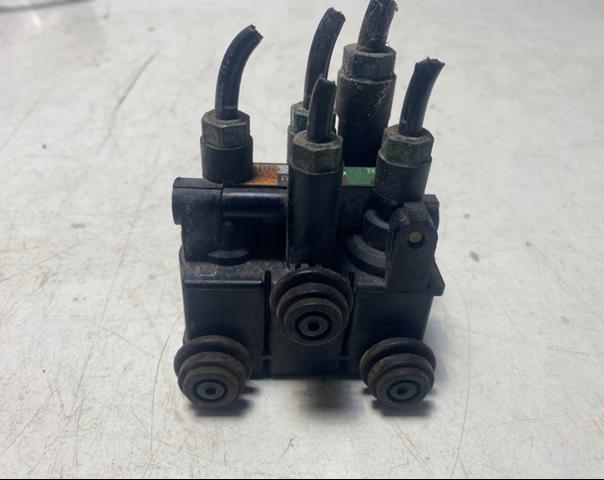 Блок клапанов регулируемой подвески, задний LR113342 LAND ROVER