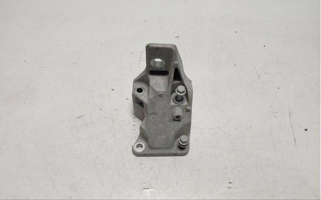 Кронштейн подушки (опоры) двигателя, правой LR122399 LAND ROVER