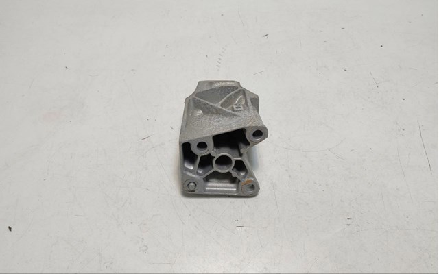 LR122399 LAND ROVER Кронштейн подушки (опоры) двигателя правой купить в Николаев