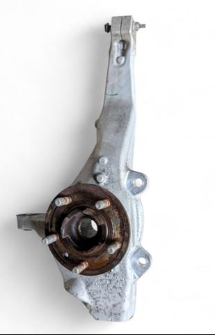 Цапфа поворотная левая LR134929 LAND ROVER