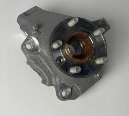Цапфа поворотная левая LR139870 LAND ROVER