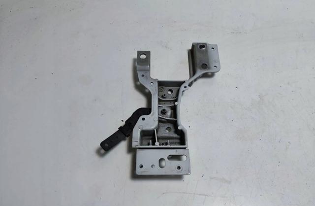 Крепление бампера переднего LR143160 LAND ROVER