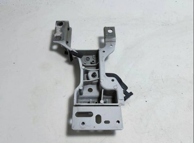 Крепление бампера переднего LR143161 LAND ROVER