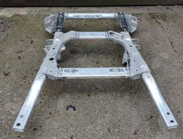 Поперечина передней подвески LR174221 LAND ROVER