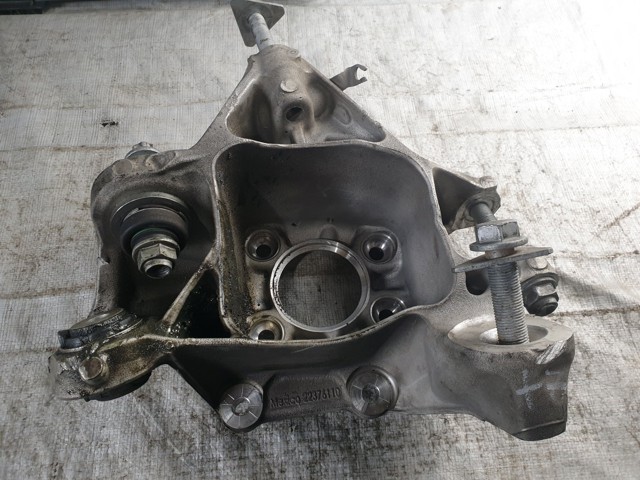 BMW 33306876651 Цапфа задняя левая в наличии Киев