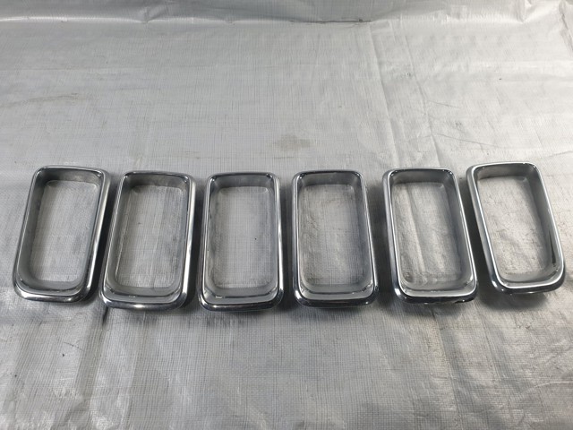 Молдинг решетки радиатора 68109865AA CHRYSLER
