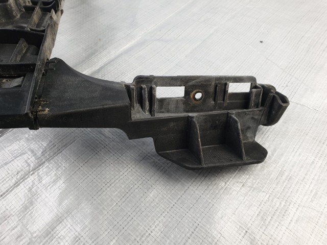 Направляющая заднего бампера, левая 8T0807889 VAG