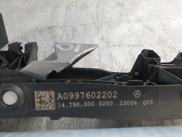 Держатель наружной ручки двери, передней правой A0997602202 MERCEDES