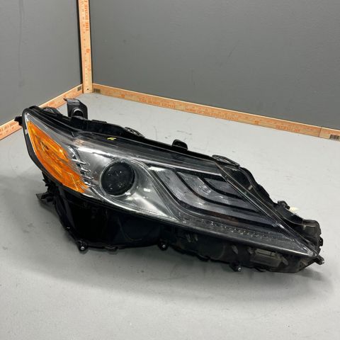 Luz direita 8111006D70 Toyota