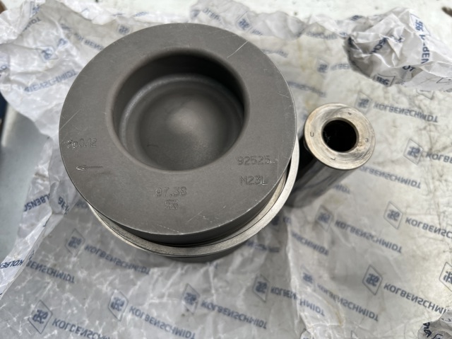 KOLBENSCHMIDT 92525700 Поршень в комплекте на 1 цилиндр, STD в наличии Ровно