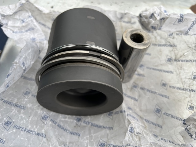 Поршень в сборе 92525700 KOLBENSCHMIDT