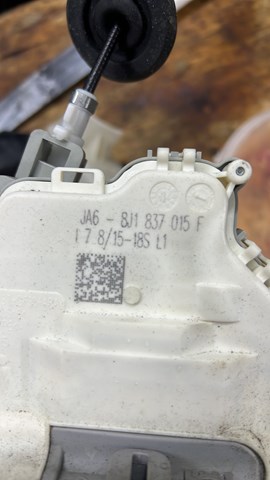Замок двери водителя 8J1837015F VAG