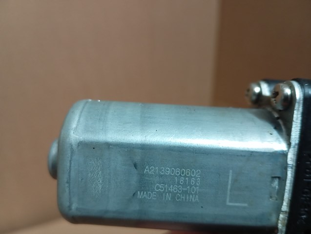 Моторчик стеклоподъемника двери задней, правой A2139060602 MERCEDES