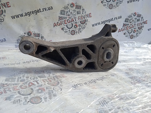 Кронштейн подушки (опоры) двигателя, задней 13117089 OPEL