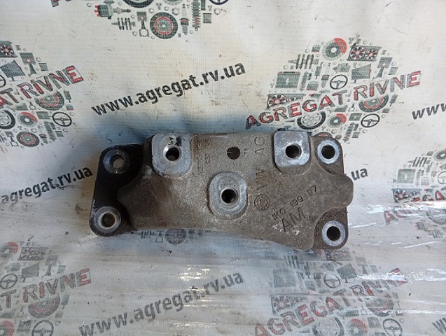 Кронштейн подушки (опоры) двигателя, левой 1K0199117 VAG