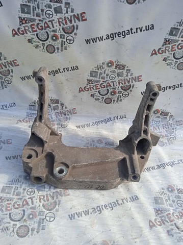 Левая подушка двигателя 55182191 OPEL