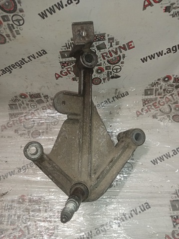 Кронштейн подушки (опоры) двигателя, левой 7700434671 RENAULT