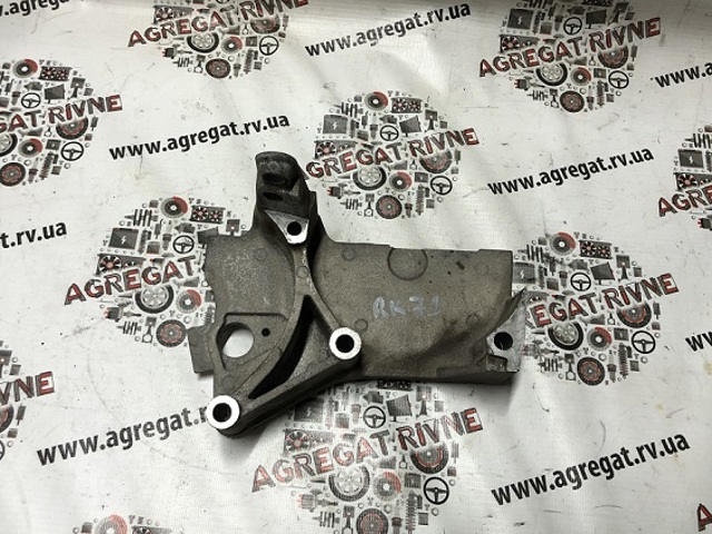 Кронштейн подушки (опоры) двигателя, верхней 8200101196 RENAULT