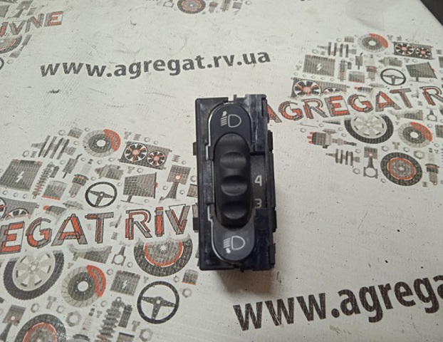 Кнопка корректора фар 8200379685 RENAULT