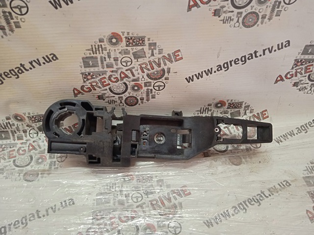 Держатель наружной ручки двери, передней правой 8200497590 RENAULT