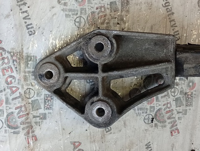 Кронштейн подушки (опоры) двигателя, правой 96078088 OPEL