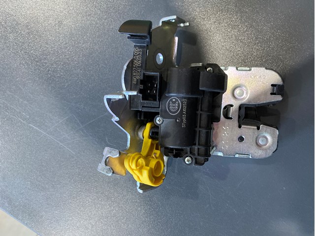 Замок двери багажника 8W0827503 VAG