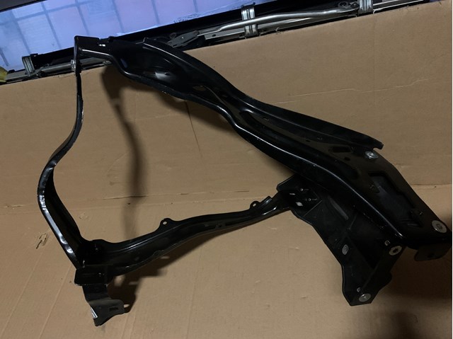 Рамка радиатора правая 2126200600 MERCEDES