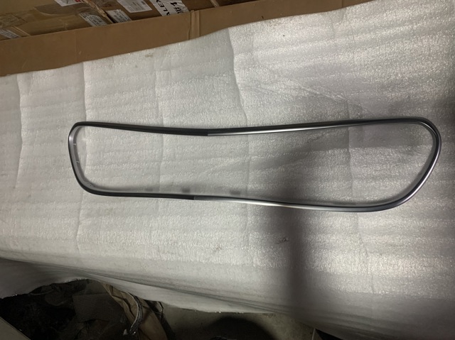 Накладка (рамка) решетки радиатора A2128852574 MERCEDES
