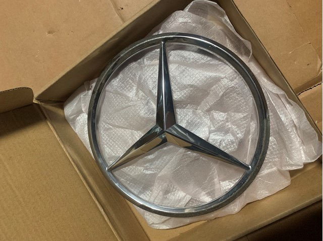 Фирменный значек решетки радиатора A2518880086 MERCEDES