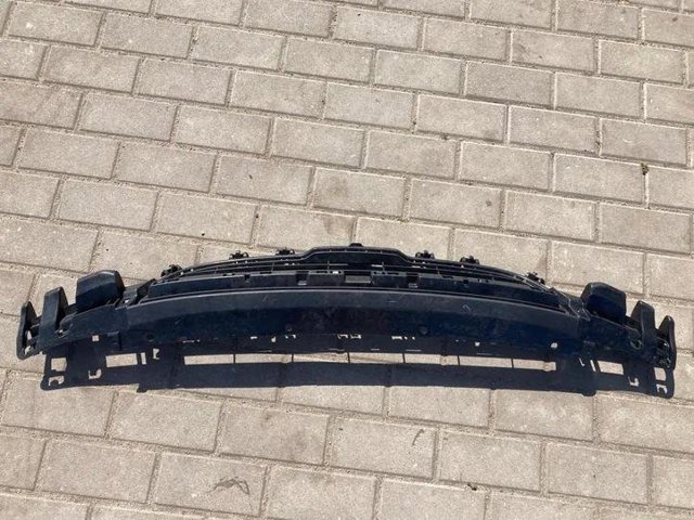 51117371737 BMW Решетка бампера переднего центральная купить в Черновцы