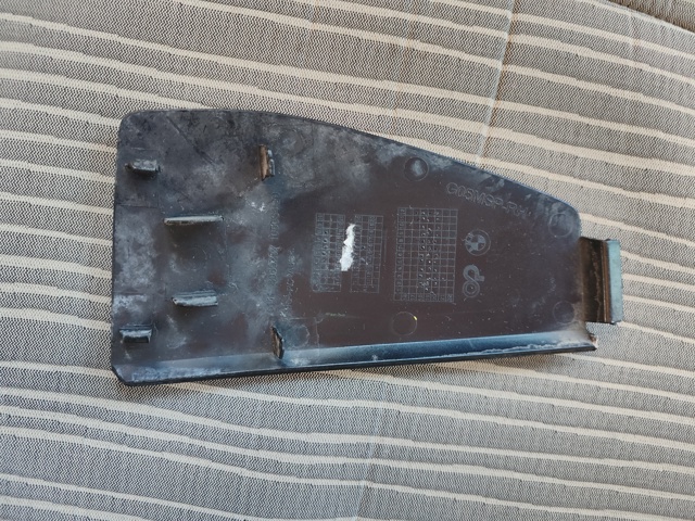 BMW 51118069237 Заглушка бампера буксировочного крюка передняя правая в наличии Украина