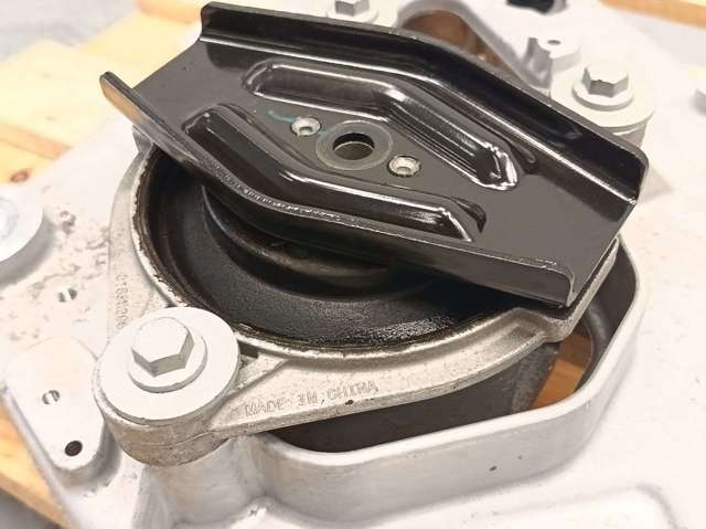 VOLVO 31686305 Балка крепления двигателя в наличии Полтава