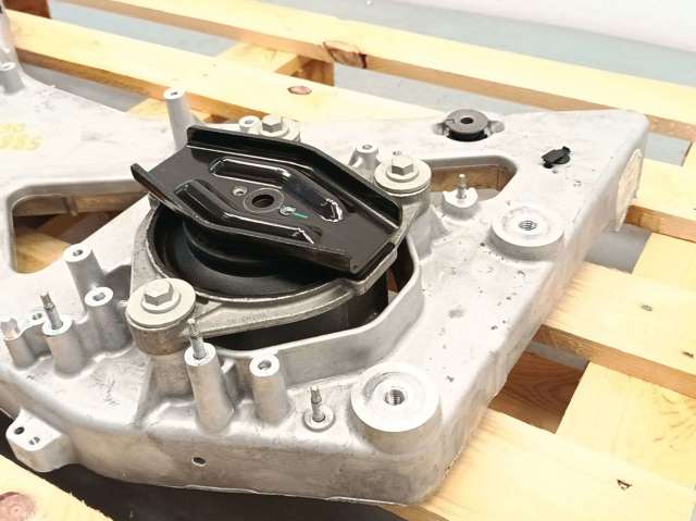 VOLVO 31686305 Балка крепления двигателя в наличии Чернигов