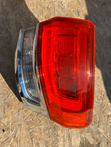 Фара задняя правая внешняя 68110016AE CHRYSLER