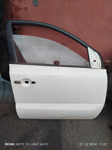 Пассажирская передняя дверь 801000030R RENAULT