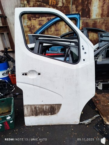 Пассажирская передняя дверь 801001682R RENAULT