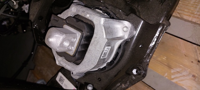 BMW 22118089821 Подушка (опора) двигателя левая в наличии Каменское