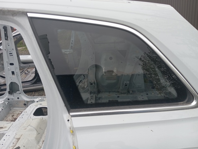 Стекло багажного отсека, левое 4M0845297B VAG