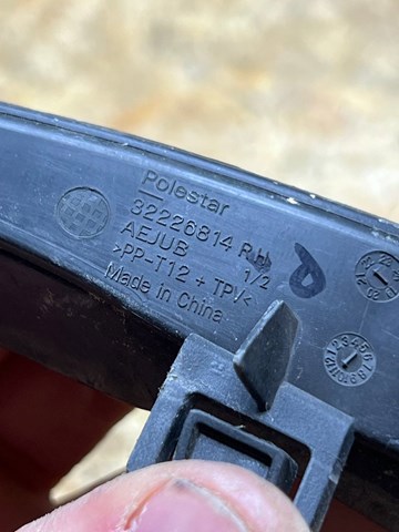 Заглушка жабо боковая 32226814 VOLVO