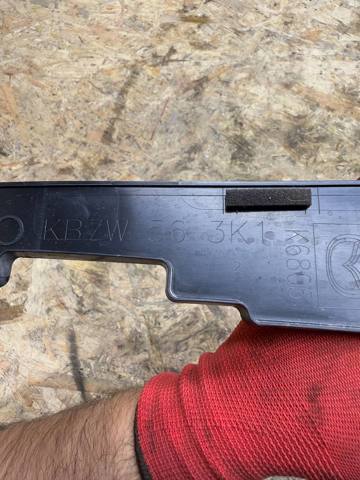 Уплотнитель арки крыла KB7W563K1 MAZDA