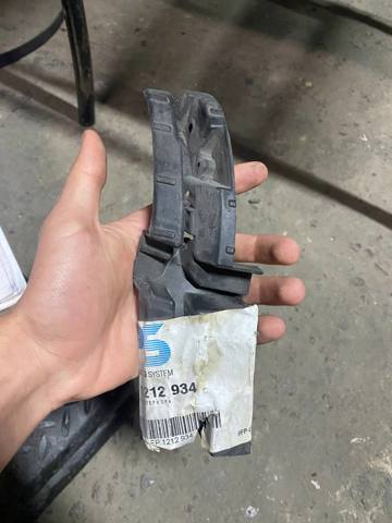 8R0807278 Кронштейн бампера переднего правый купить Черкассы