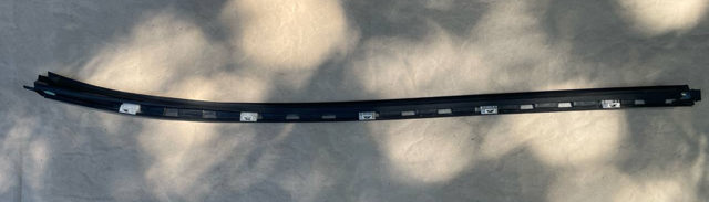 NISSAN 738525NA0A Молдинг крыши правый в наличии Ровно