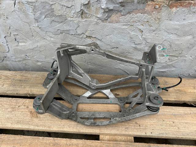 Кронштейн компрессора кондиционера 32352687 VOLVO