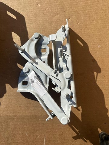 VAG 8W0823301E Петля капота в наличии Ровно