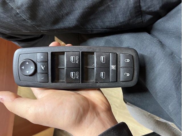 Кнопки переднего левого стеклоподъёмника 68184803AA CHRYSLER