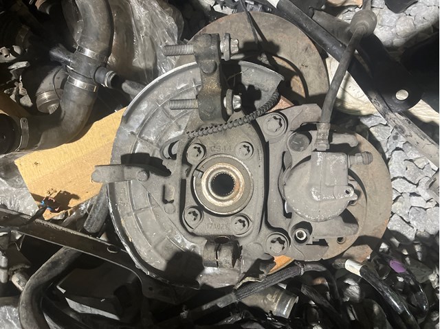 Кулак поворотный передний левый 68251821AA CHRYSLER