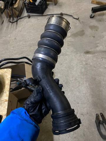 Патрубок интеркуллера 13717601875 BMW