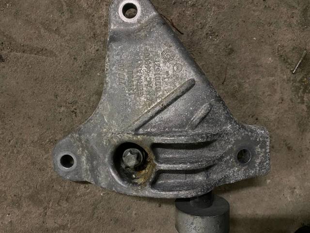 Кронштейн подушки (опоры) двигателя, левой 22116777605 BMW